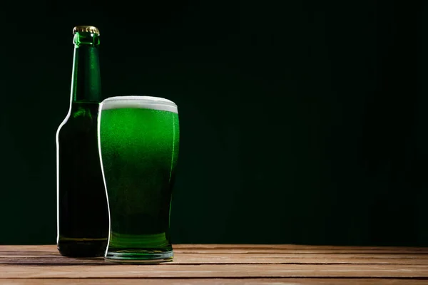 Ahşap Masada Bir Bardak Yeşil Bira Şişe Aziz Patrick Günü — Stok fotoğraf