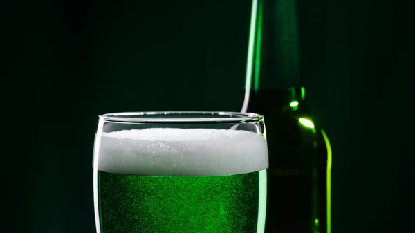 Een Glas Groen Bier Een Fles Patrick Day Concept — Stockfoto