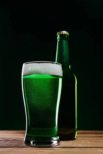 Ahşap Masada Bir Bardak Yeşil Bira Şişe Aziz Patrick Günü — Stok fotoğraf