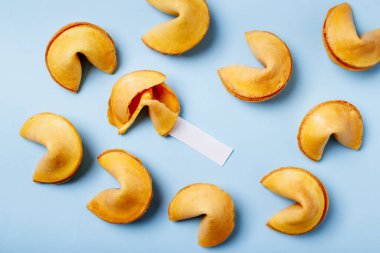 Mavi arka planda şans kurabiyeleri, yakın plan.