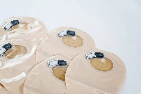 Kolostomi torbalarının üst görüntüsü. Kolostomi ameliyatından sonra gerekli malzemeler. Deri rengi filtreli ostomi torbası. Tıbbi tema. Stoma çantası..