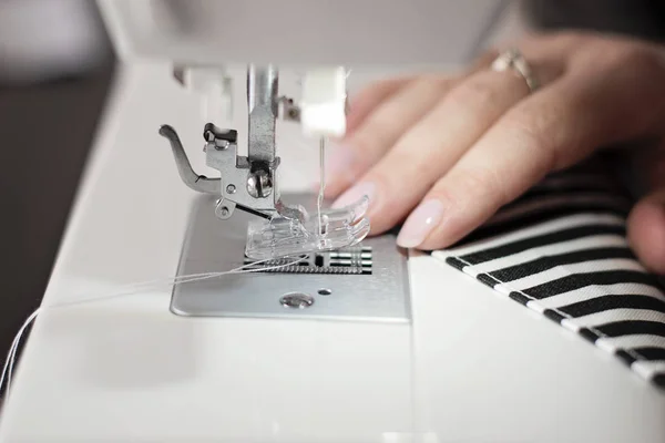 Modern dikiş makinesi kumaş dikme - resim — Stok fotoğraf