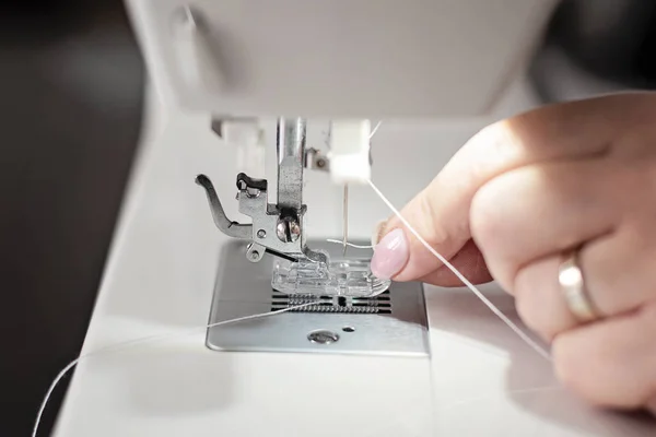 Máquina de coser moderna aguja de rosca de primer plano — Foto de Stock