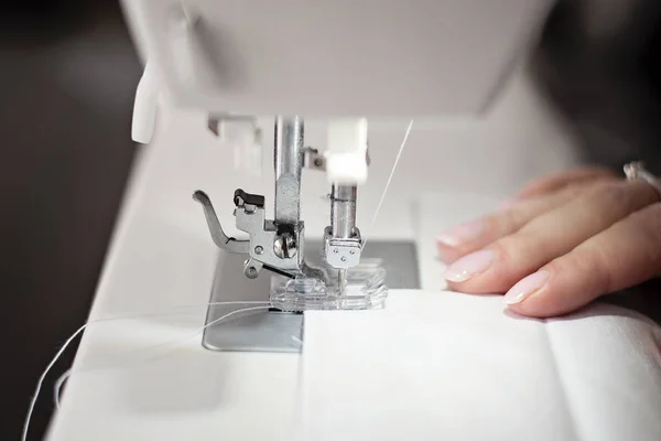 Moderna máquina de coser costura tela blanca — Foto de Stock