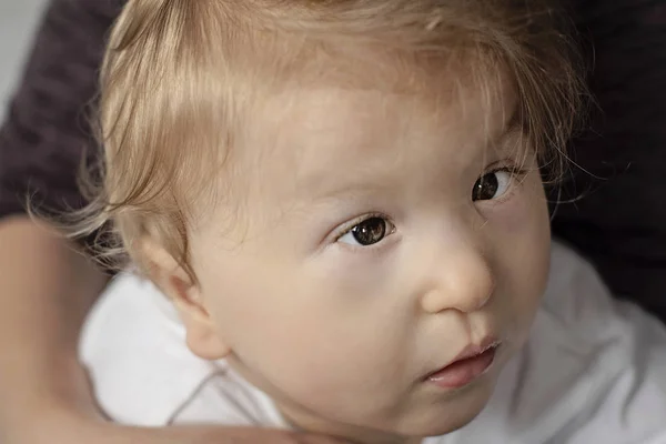 Retrato de un niño discapacitado de un año. Niño con necesidades especiales. Parálisis cerebral niño —  Fotos de Stock