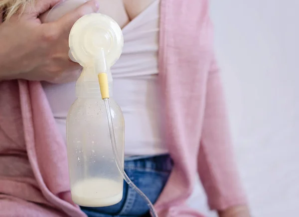 Молодая мама использует одиночный электрический помет грудного молока — стоковое фото