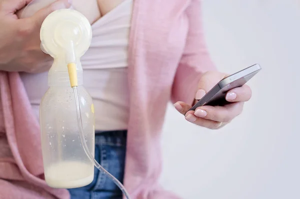 Mãe está usando bomba de leite materno elétrico único — Fotografia de Stock