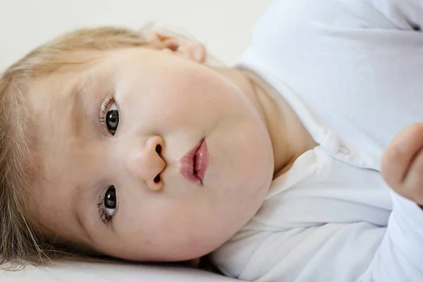 Close-up portret van een gehandicapt kind van een jaar oud — Stockfoto