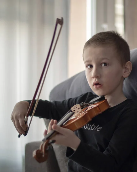 바이올린 손잡이잡아. 바이올린을 들고 있는 소년. 바이올린 연주하는 소년 — 스톡 사진