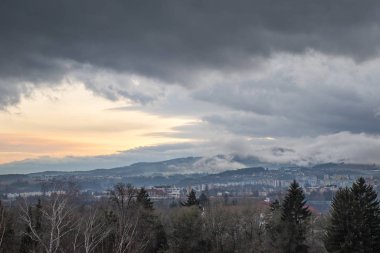 Slovakya 'nın Banska Bystrica kasabasında güzel dramatik bir gün batımı akşamı