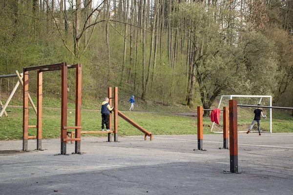 Meninos felizes brincando no parque infantil ao ar livre . — Fotografia de Stock