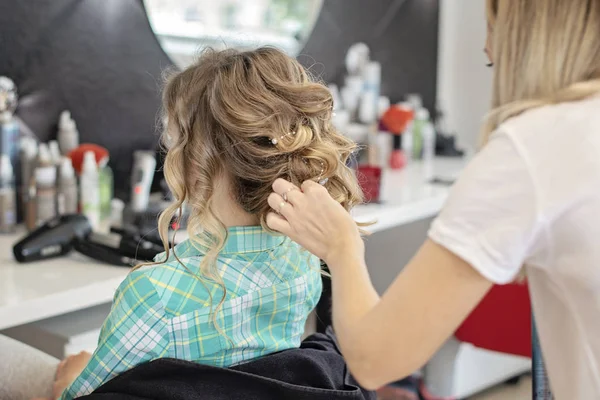 Beautiful curly special occasion hairstyle. Hairdresser makes hairstyle — Stock Photo, Image