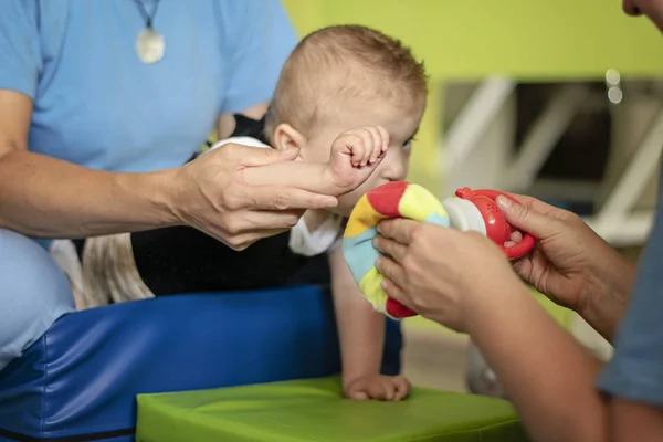 Retrato de um bebê com paralisia cerebral em fisioterapia — Fotografia de Stock