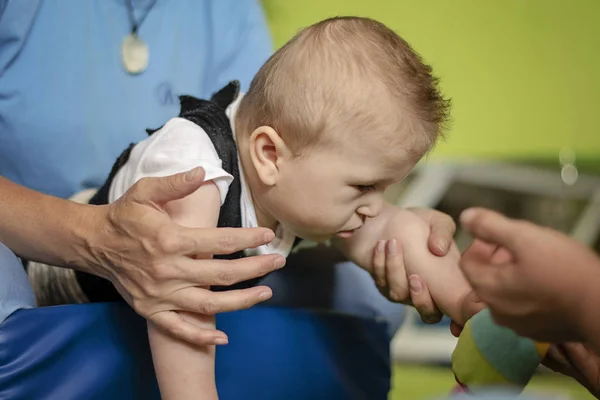 Porträt eines Babys mit Zerebralparese auf Physiotherapie — Stockfoto