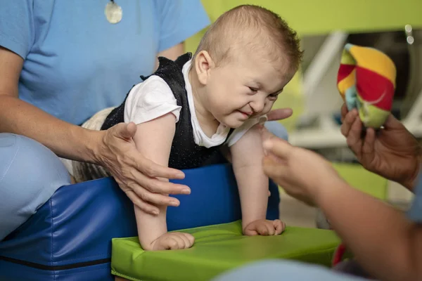 Agybénulásos csecsemő portréja fizioterápiás kezelés mellett — Stock Fotó