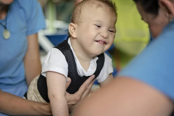 Retrato de un bebé con parálisis cerebral en fisioterapia — Foto de Stock