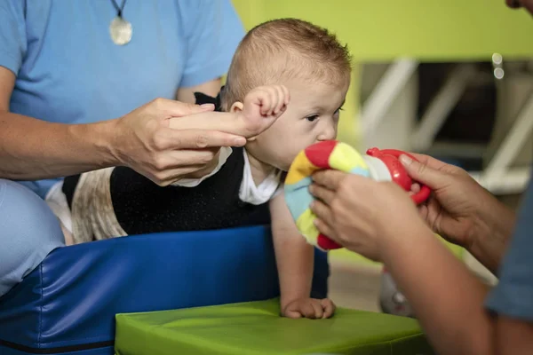 Retrato de un bebé con parálisis cerebral en fisioterapia — Foto de Stock