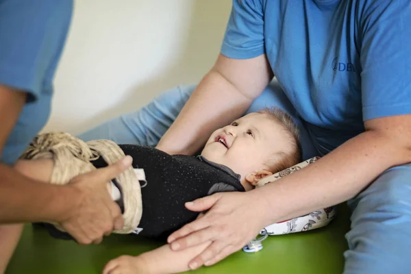 Portret van een baby met hersenverlamming bij fysiotherapie — Stockfoto