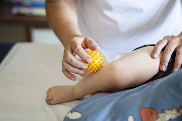 Bebé teniendo masaje de pies en un centro de rehabilitación . — Foto de Stock