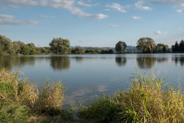 Banska Bystrica, Slovakya yakınlarındaki Badin 'de güzel balık havuzu. 