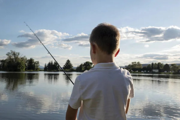 Niño pescando en un lago. Hermoso estanque de peces cerca de Badin, Banska Bystrica — Foto de Stock