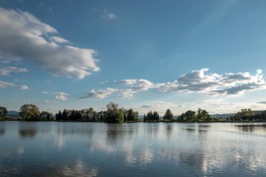 Banska Bystrica, Slovakya yakınlarındaki Badin 'de güzel balık havuzu.