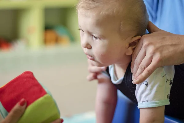 Agybénulásos csecsemő portréja fizioterápiás kezelés mellett — Stock Fotó