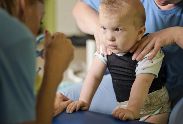 Porträt eines Babys mit Zerebralparese auf Physiotherapie — Stockfoto