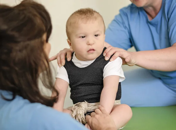 Porträt eines Babys mit Zerebralparese auf Physiotherapie — Stockfoto