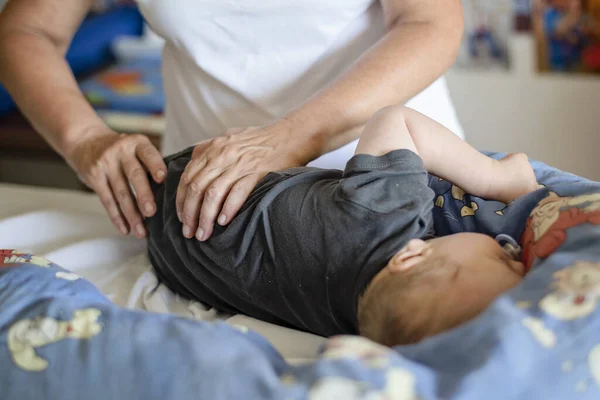 Bebé teniendo masaje en un centro de rehabilitación . — Foto de Stock