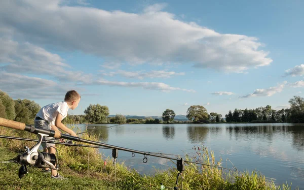 Niño pescando en un lago. Hermoso estanque de peces en Badin — Foto de Stock