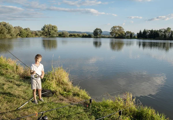 Niño pescando en un lago. Hermoso estanque de peces en Badin — Foto de Stock