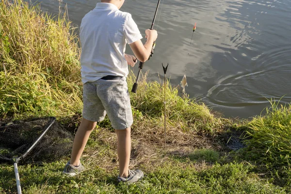 Niño pescando en un lago. Hermoso estanque de peces en Badin — Foto de Stock