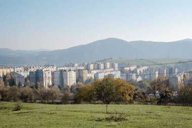 Sasova 'daki tepenin manzarası - kasabanın bir kısmı Banska Bystrica, Slovakya