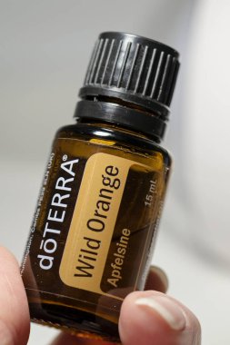 Banska Bystrica, Slovakya - 29 Aralık 2019: Yüksek kaliteli esaslı petrol Doterra markası. Vahşi Portakal esaslı yağ. Sağlık ve refah kavramı. Seçici odak.