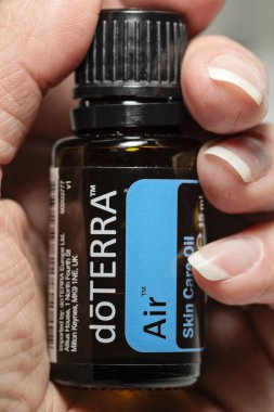 Banska Bystrica, Slovakya - 27 Kasım 2019: Yüksek kaliteli esaslı yağlar Doterra markası. Hava esaslı yağ. Sağlık ve refah kavramı.