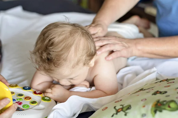 Baby Heeft Rugmassage Een Revalidatiecentrum Een Klein Kind Therapie Massage — Stockfoto