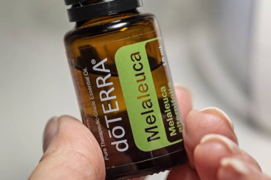 Banska Bystrica, Slovakya - 29 Aralık 2019: Yüksek kaliteli esaslı petrol Melaleuca Doterra markası. Sağlık ve refah kavramı. Seçici odak.