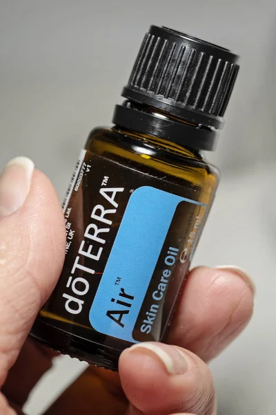 Banska Bystrica, Slovakya - 29 Aralık 2019: Yüksek kaliteli esaslı petrol Air Doterra markası. Sağlık ve refah kavramı. Seçici odak.