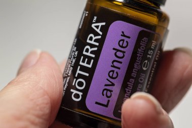 Banska Bystrica, Slovakya - 29 Aralık 2019: Yüksek kaliteli esaslı yağlar Doterra markası. Sağlık ve refah kavramı. Seçici odak.