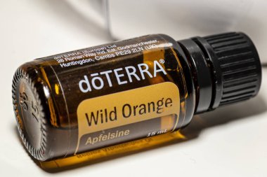 Banska Bystrica, Slovakya - 29 Aralık 2019: Yüksek kaliteli esaslı petrol Wild Orange Doterra markası. Sağlık ve refah kavramı. Seçici odak.