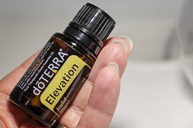 Banska Bystrica, Slovakya - 29 Aralık 2019: Yüksek kaliteli temel petrol yükseltisi Doterra markası. Sağlık ve refah kavramı. Seçici odak.