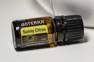 Banska Bystrica, Slovakya - 29 Aralık 2019: Yüksek kaliteli esaslı petrol Sunny Citrus Doterra markası. Sağlık ve refah kavramı. Seçici odak.