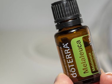 Banska Bystrica, Slovakya - 29 Aralık 2019: Yüksek kaliteli esaslı petrol Melaleuca Doterra markası. Aromaterapi. Sağlık ve refah kavramı. Seçici odak.
