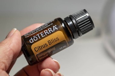 Banska Bystrica, Slovakya - 29 Aralık 2019: Yüksek kaliteli temel petrol Citrus Bliss Doterra markası. Sağlık ve refah kavramı. Seçici odak.