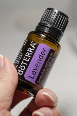 Banska Bystrica, Slovakya - 29 Aralık 2019: Yüksek kaliteli Lavanta Doterra markası. Sağlık ve refah kavramı. Aromaterapi. Seçici odak.