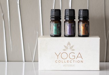 Banska Bystrica, Slovakya - 2 Şubat 2020: Yoga koleksiyonunda yüksek kaliteli önemli yağlar, Doterra markası. Aromaterapi. Sağlık ve refah kavramı. 