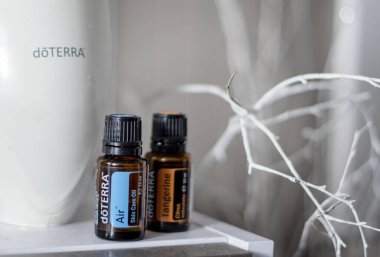 Banska Bystrica, Slovakya - 2 Şubat 2020: Yüksek kaliteli temel petrol havası ve Tangerine Doterra markası ve lotus difuseur. Aromaterapi. Sağlık ve refah kavramı. Seçici odak.