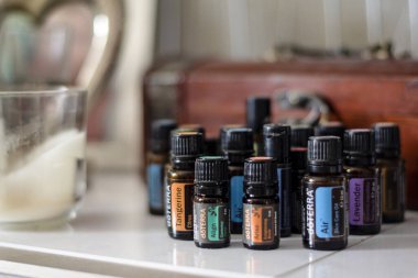 Banska Bystrica, Slovakya - 2 Şubat 2020: Yüksek kaliteli önemli yağlar Doterra markası. Aromaterapi. Sağlık ve refah kavramı. Seçici odak.