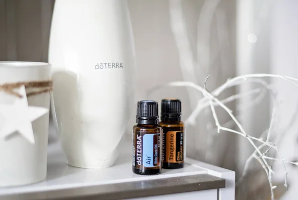 Banska Bystrica, Slovakya - 2 Şubat 2020: Yüksek kaliteli temel petrol havası ve Tangerine Doterra markası ve lotus difuseur. Aromaterapi. Sağlık ve refah kavramı. Seçici odak.